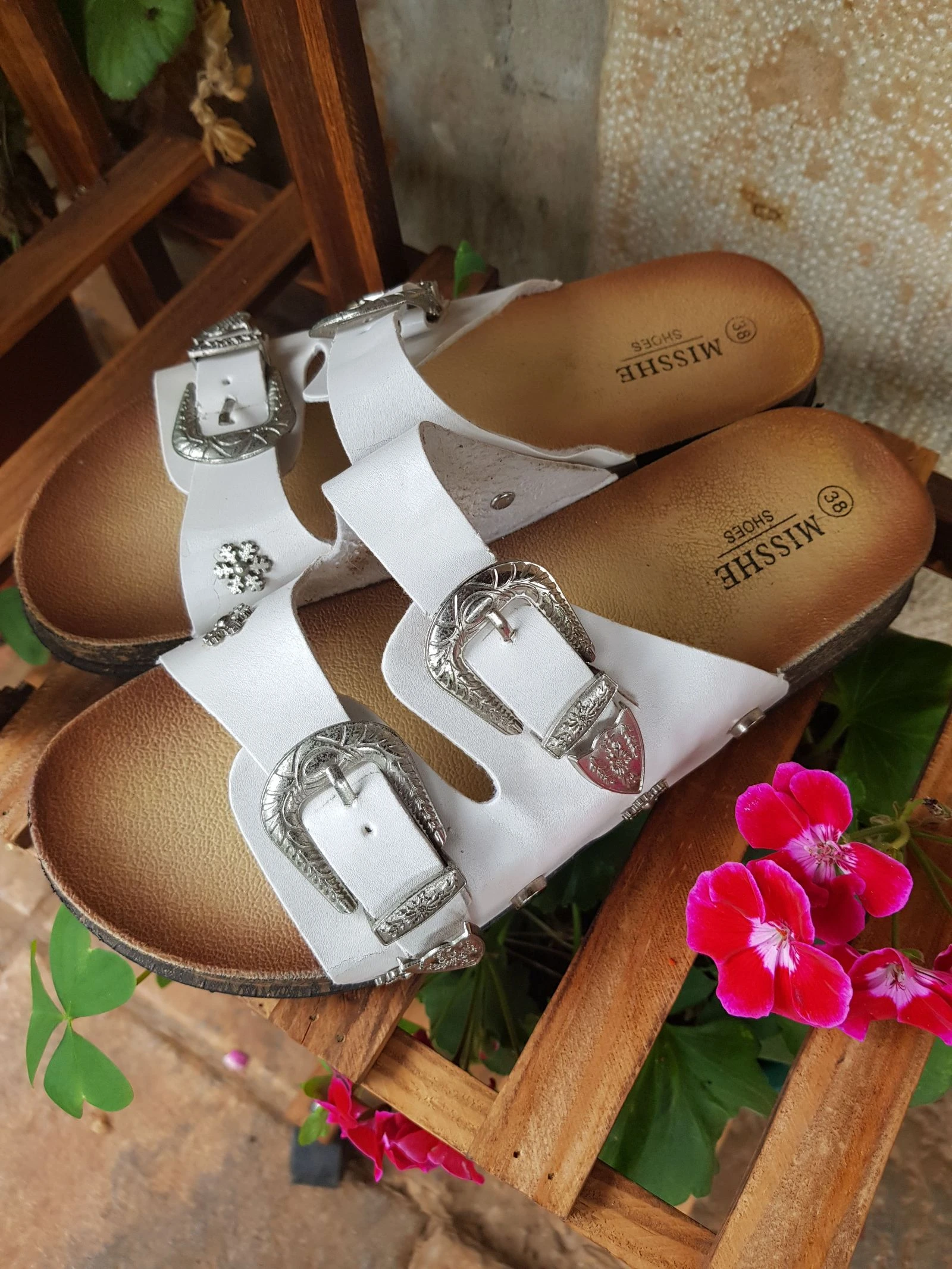 Sandalias planas blancas con hebillas 38